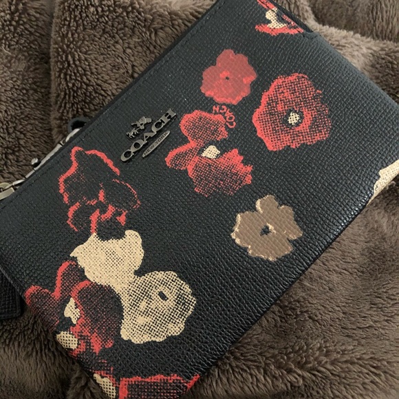 SALE!! NWT Coach beautiful floral wristlet!! - Picture 2 of 3